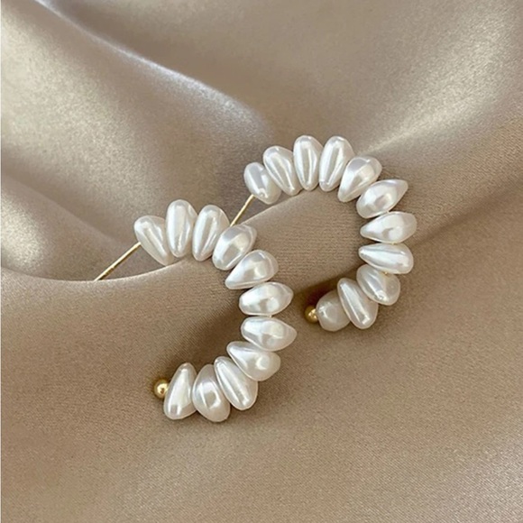 Anthropologie Jewelry - NWOT Valerie Irregular Pearl Earrings